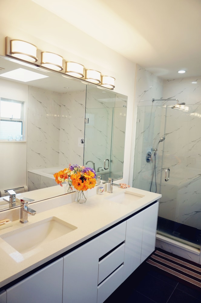 Vancouver-Beijing Bed and Breakfast 13/16