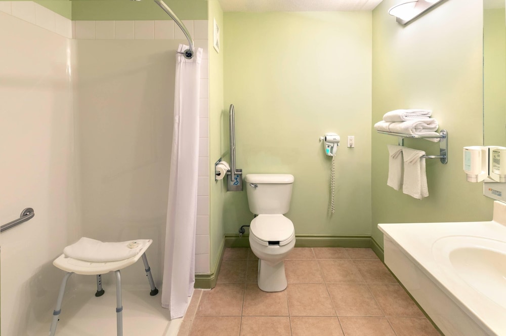 غرفة بسرير كوين لذوي الإعاقة، Quality Inn & Suites Whitecourt 7/8