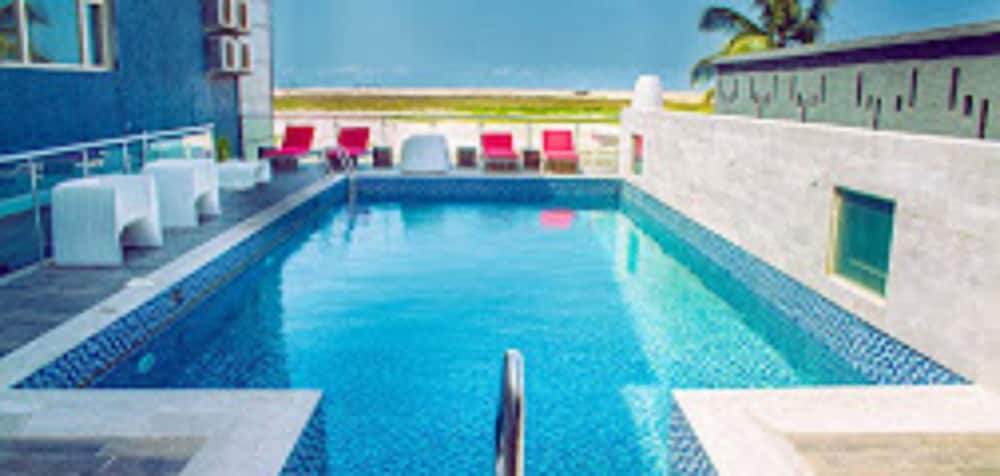 THE ISLAND HOTEL 35/39