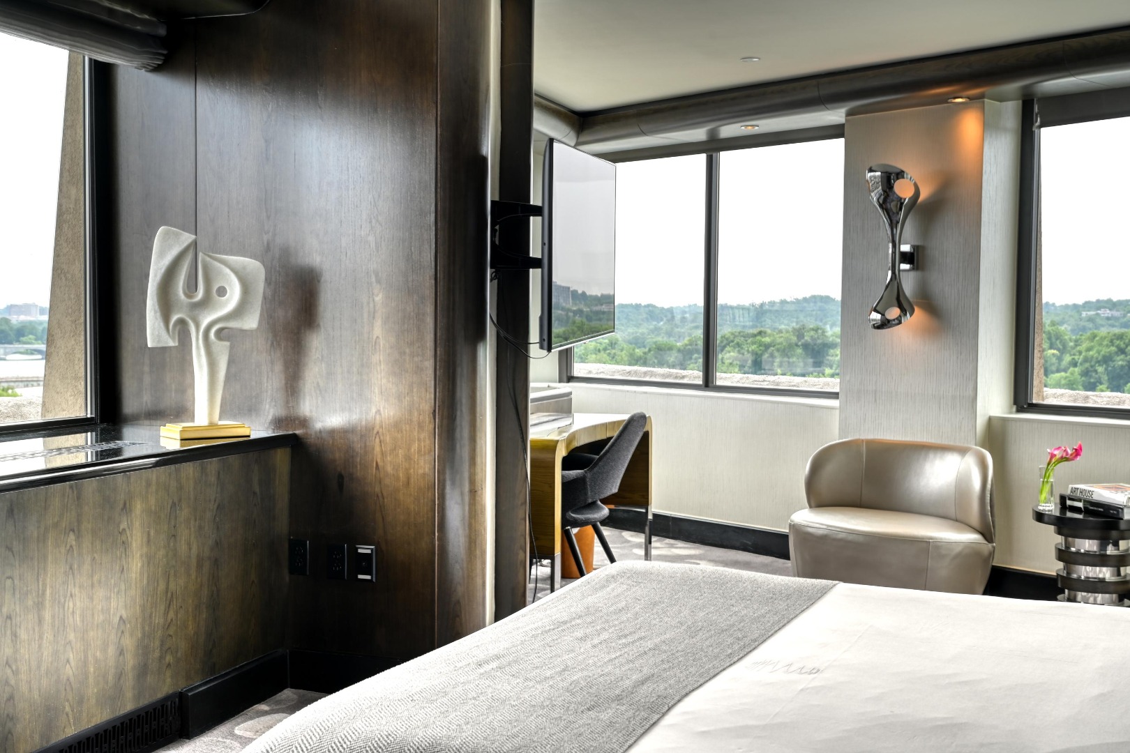 Diplomat, Suite