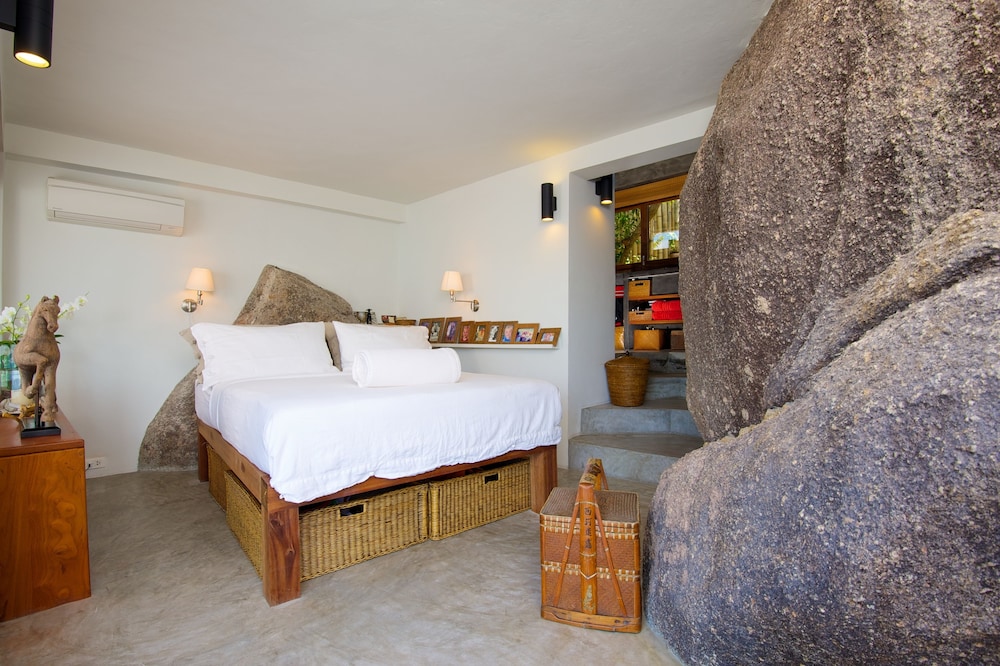 3 BEDROOMS, POOL, VILLA, SEA FRONT
