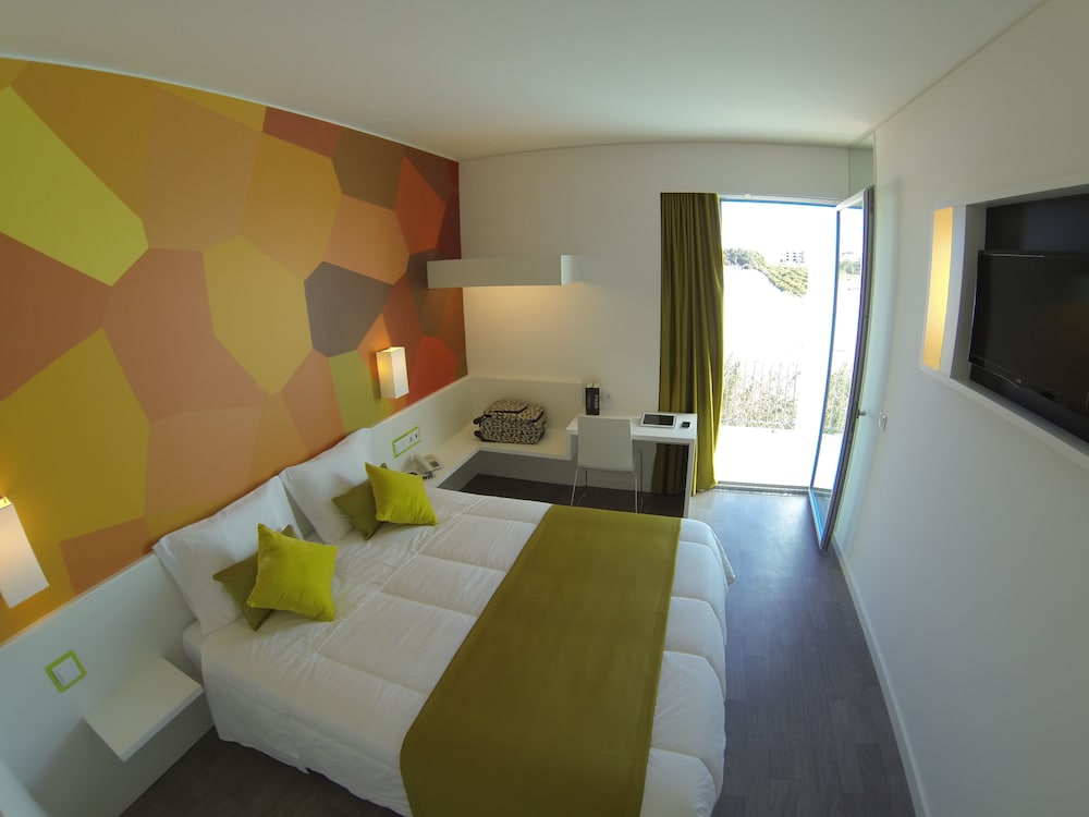 ROOM, SINGLE