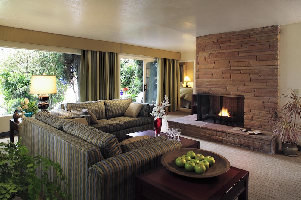 WEST BEACH INN A COAST HOTEL 37/65