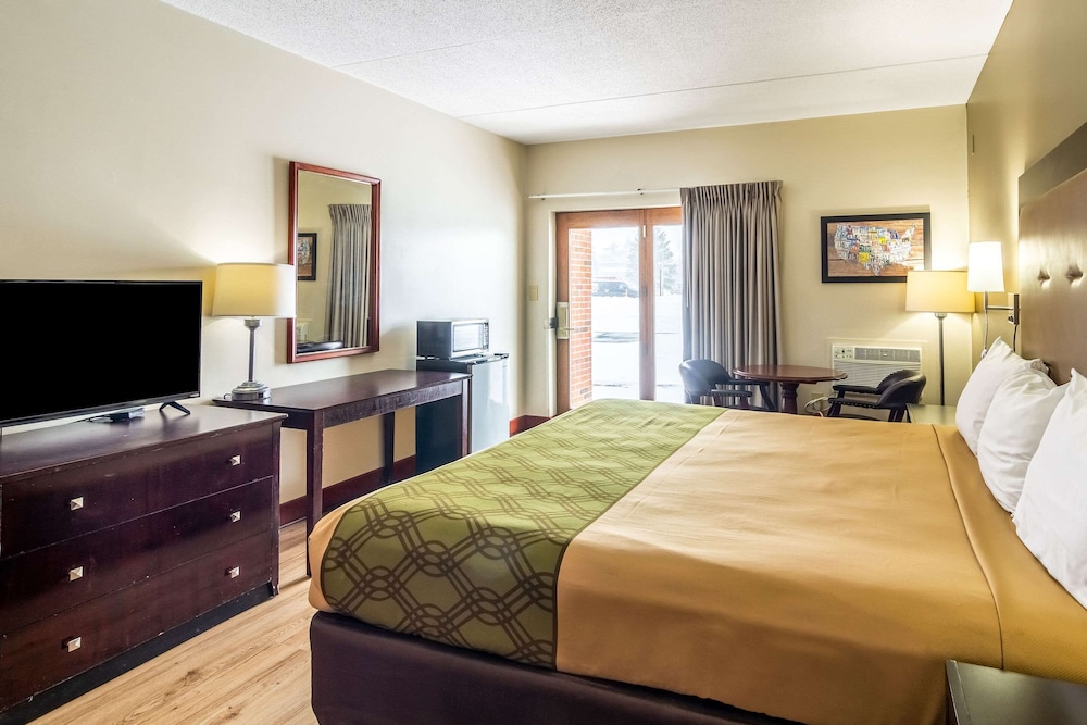 Econo Lodge Cadillac, MI 22/40