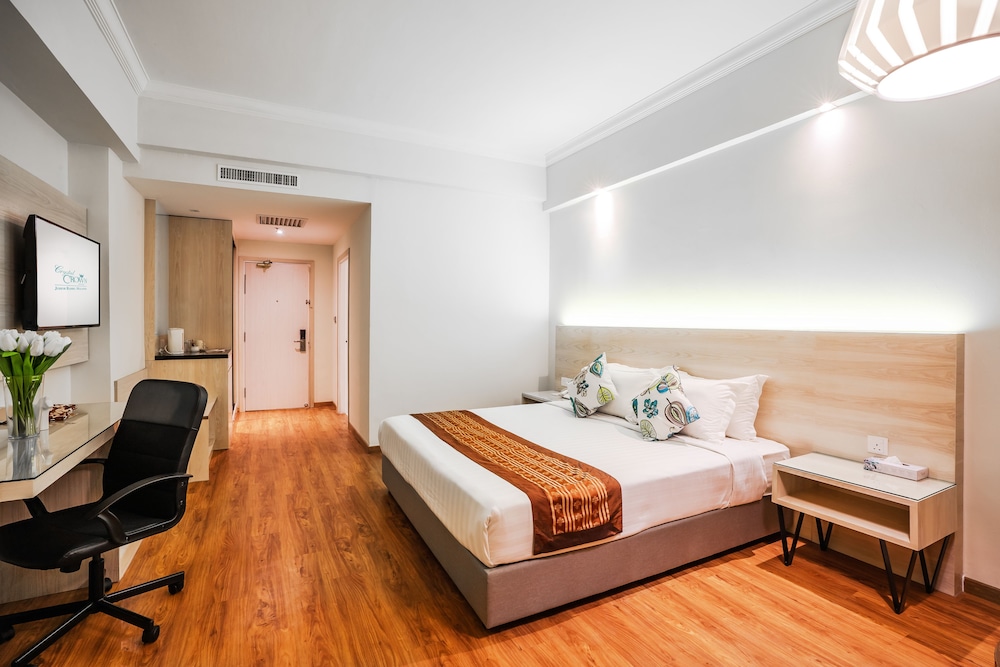 CRYSTAL CROWN HOTEL 17/62