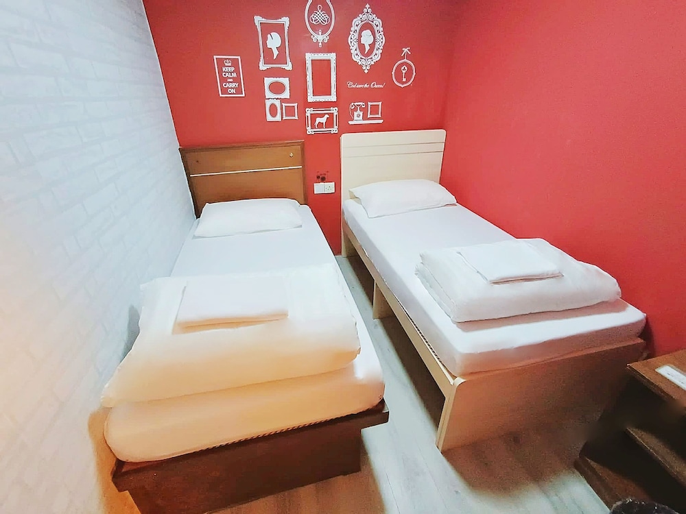 ROOM, TWIN BEDS