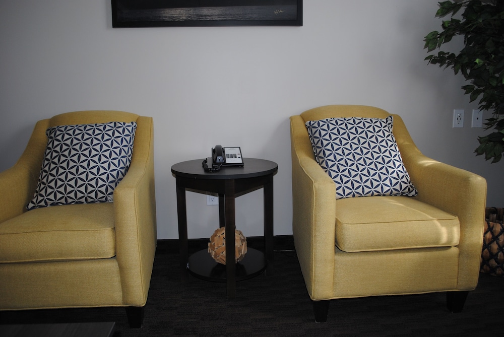 Days Inn & Suites By Wyndham Lindsay 37/43
