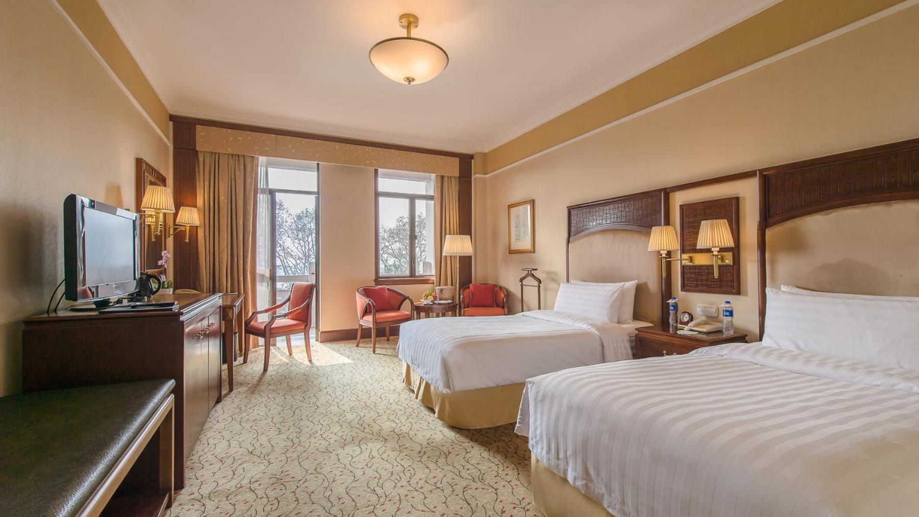 Horizon, Twin Beds, Lake Side