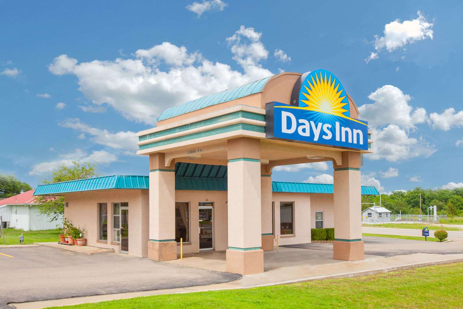 Days Inn by Wyndham Okemah 1/8