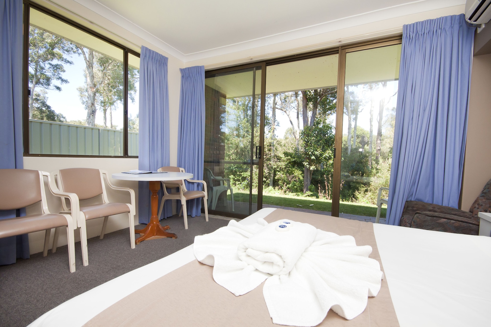 Superior, Triple, King and Twin Beds, ISLAND PALMS MOTOR INN 8/10
