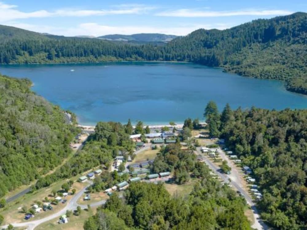 BLUE LAKE TOP 10 HOLIDAY PARK 40/50
