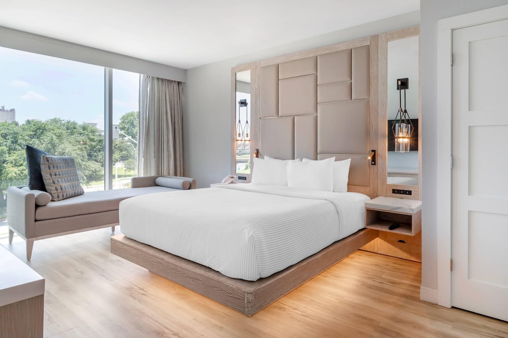 SUITE, KING BED, ACCESSIBLE
