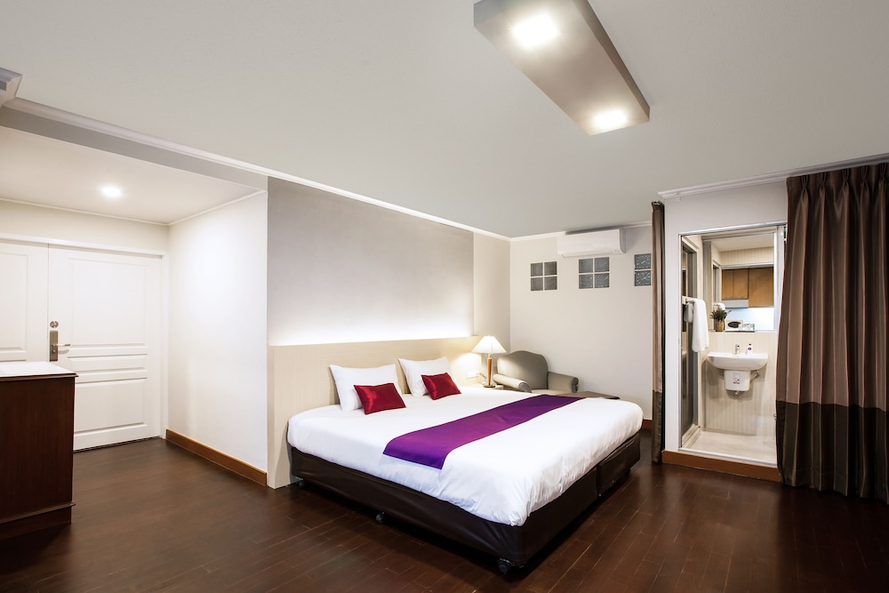 Collection O The Step Sathorn 34/63