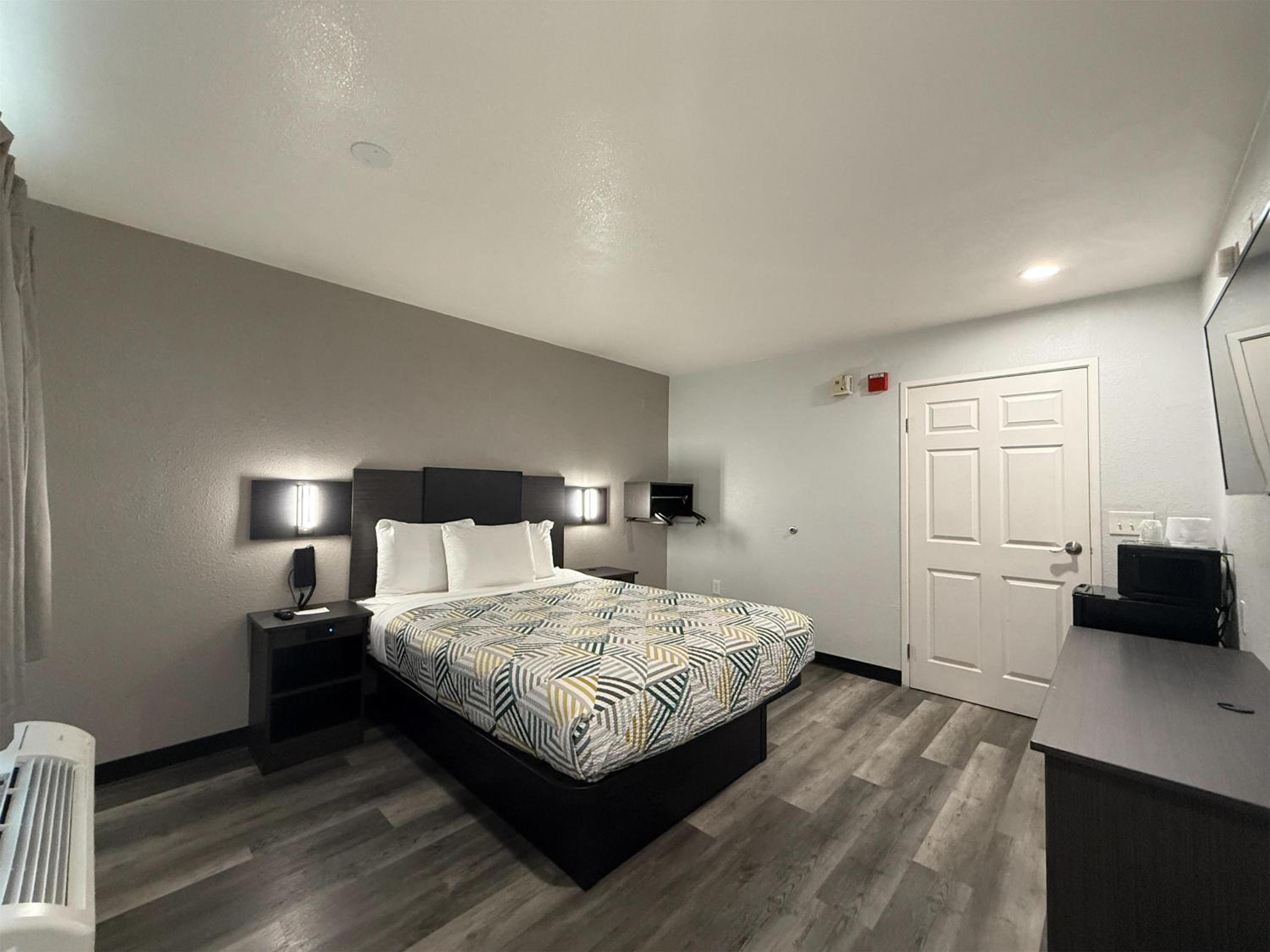 1 Queen Bed Micfridge, Non-Smoking