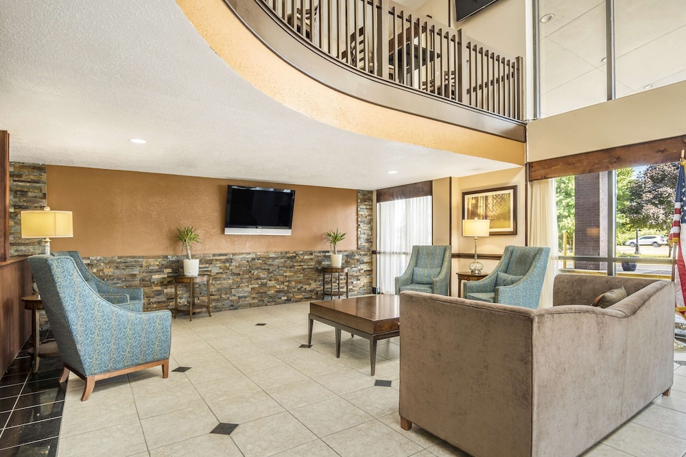 AmericInn by Wyndham Grand Rapids Airport North 40/62