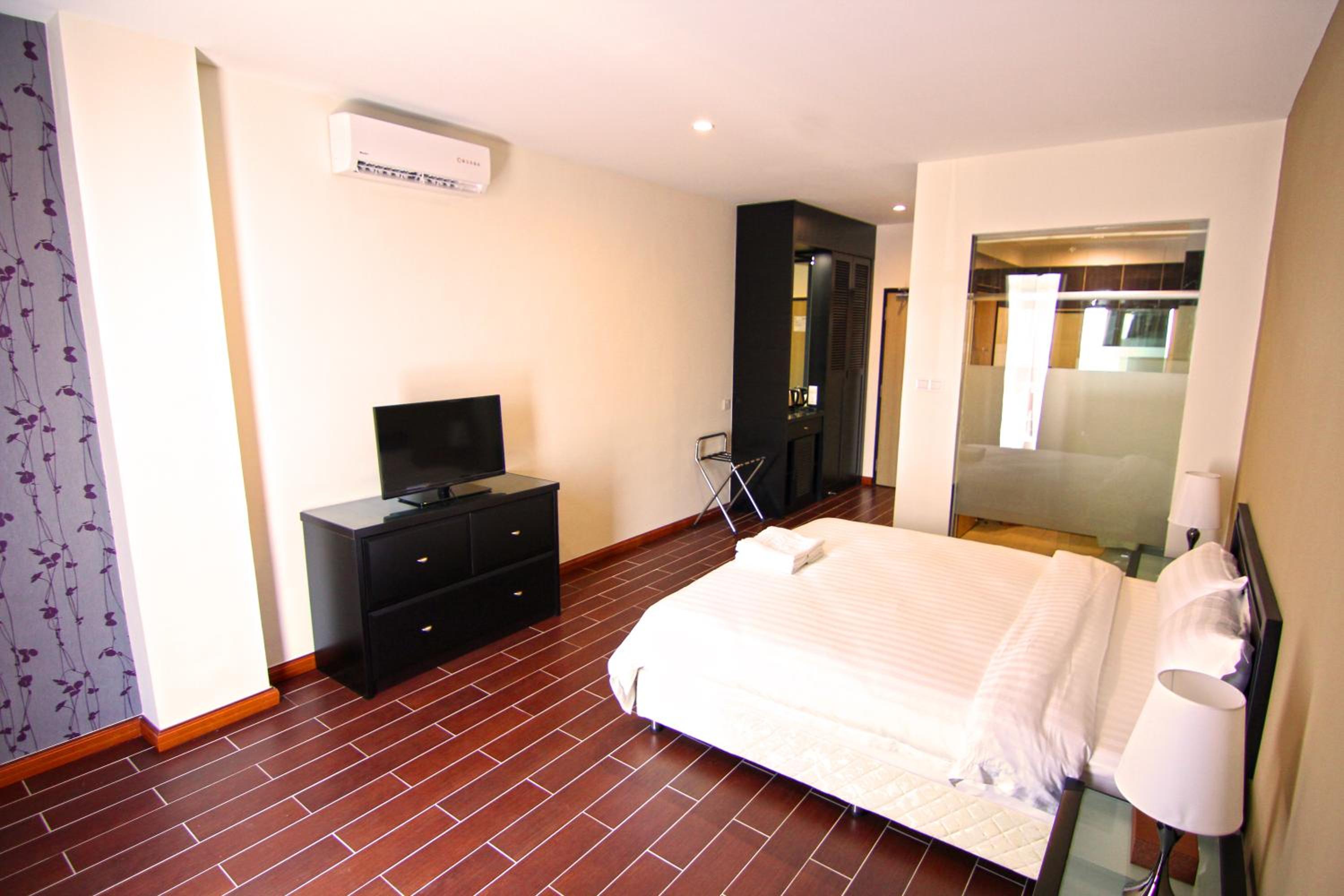 Deluxe, King Bed