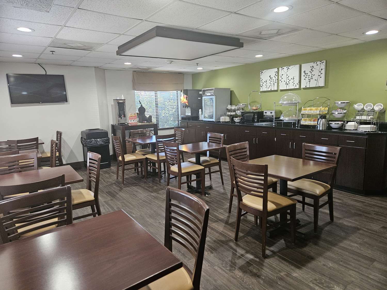 SureStay by Best Western Summerville Flowertown 17/25
