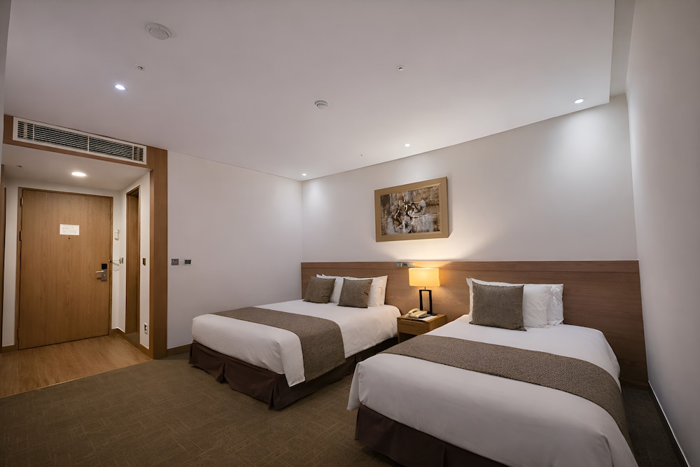 INNER, DELUXE, TWIN BEDS, NO WINDOW