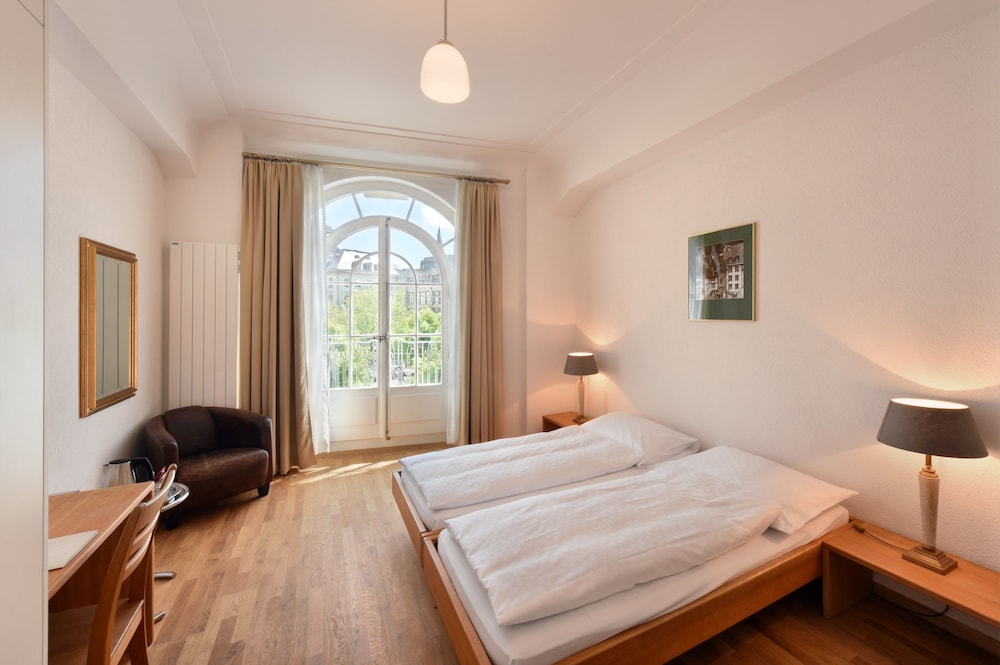 ROOM, TWIN BEDS
