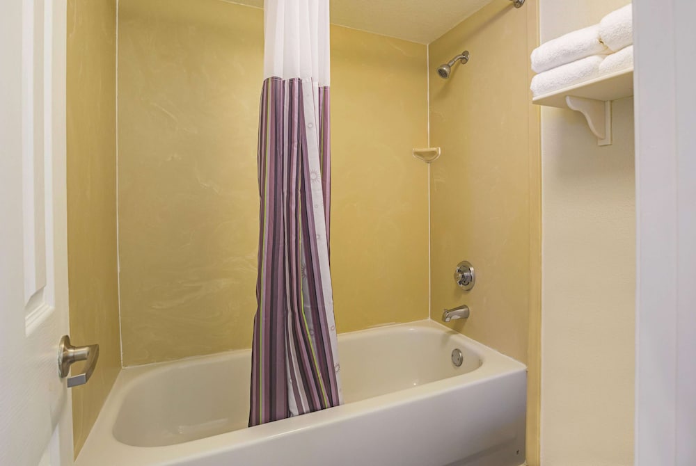 Wingate by Wyndham Galveston Beachfront at Seawall 30/32