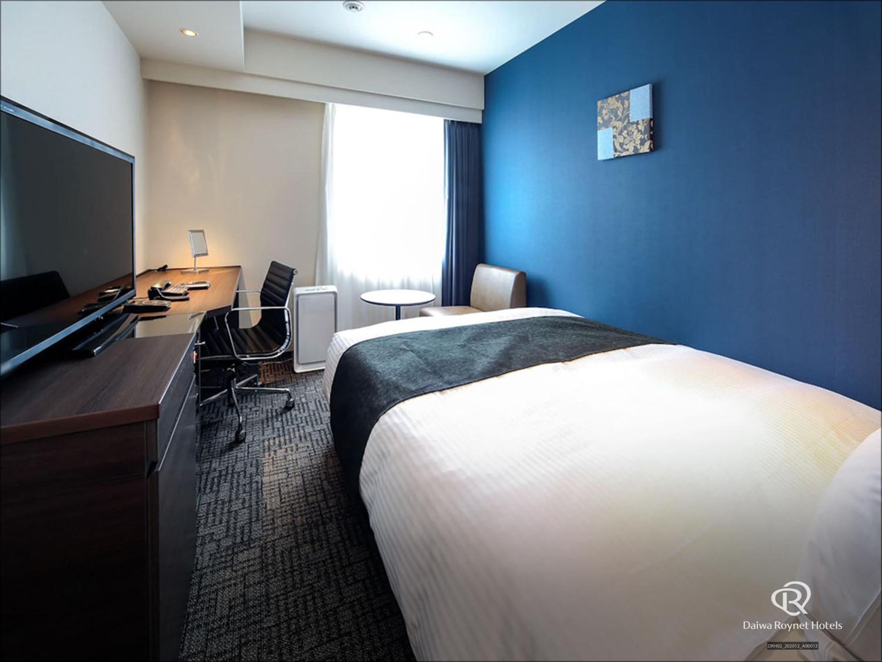ROOM ASSIGNED ON ARRIVAL, SMOKING