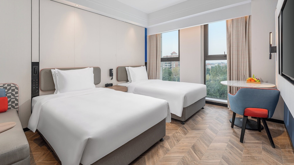 Room, 1 King and 2 Double Beds, Accessible
