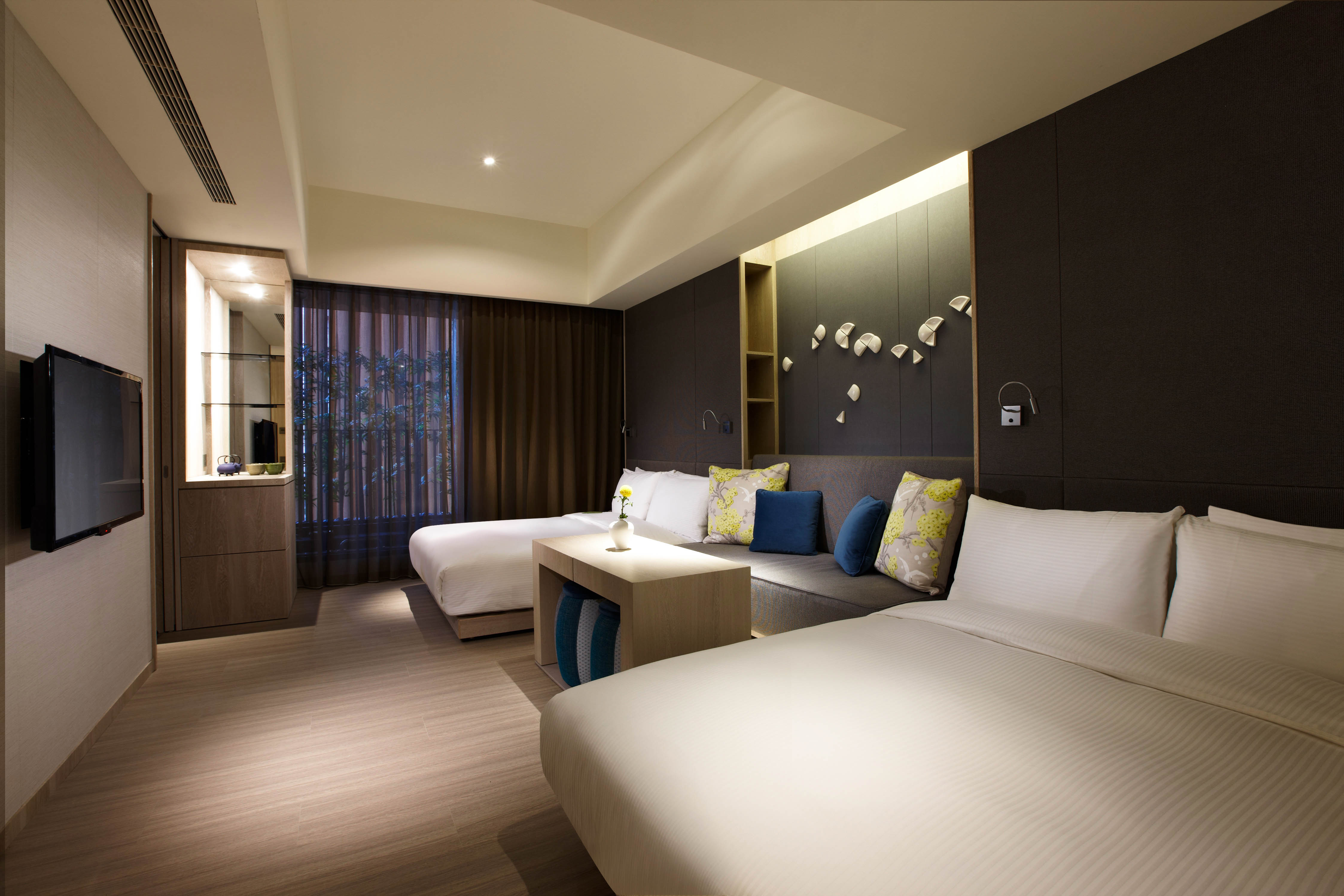 FAMILY, TWIN BEDS