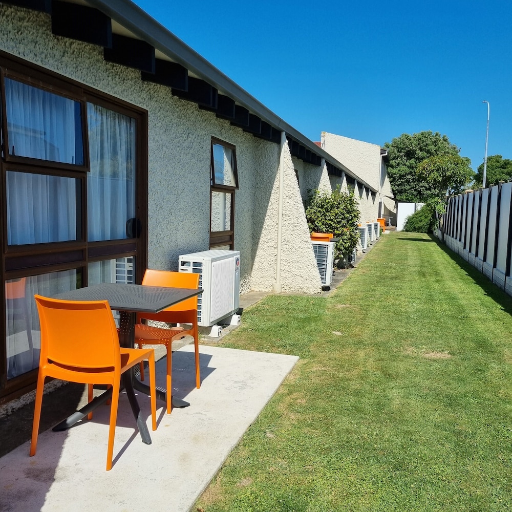 Aztec Motel 52/61