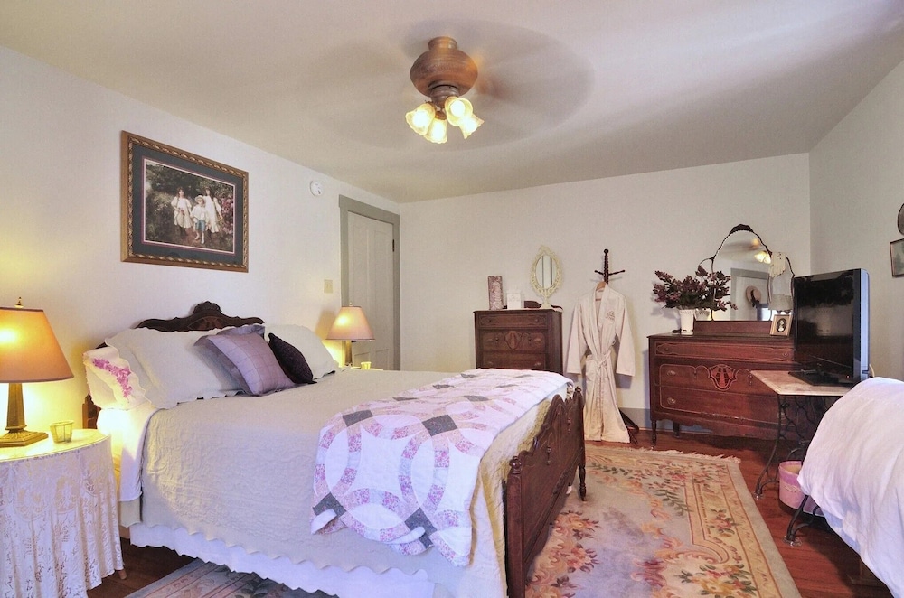 The Queen, A Victorian Bed and Breakfast 16/74