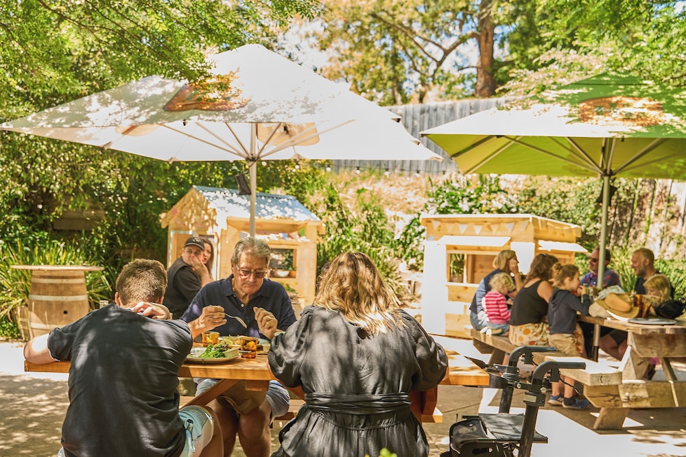 HEALESVILLE HOTEL 6/50