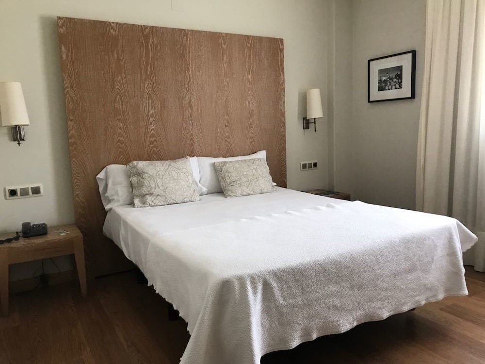 ROOM, DOUBLE OR TWIN BED