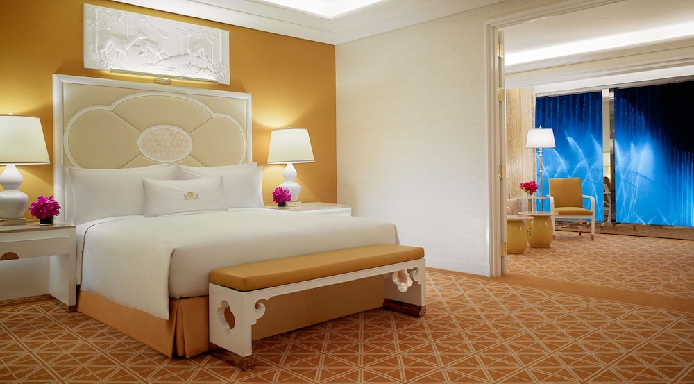 Fountain, Suite, King Bed, Lake View
