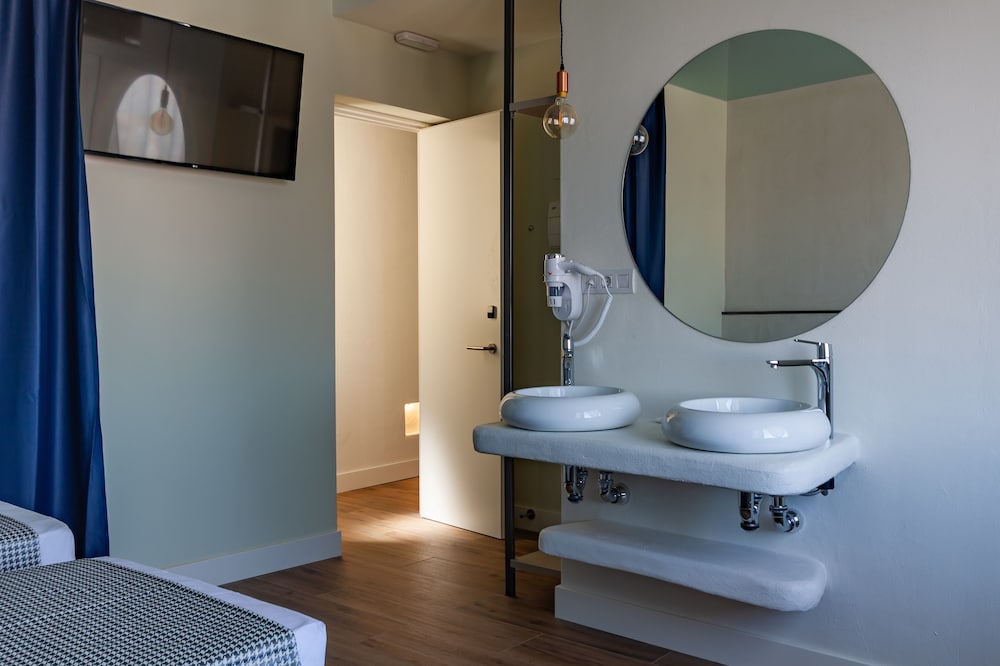 غرفة ثلاثية بثلاثة أسرّة بإطلالة على المدينة، Hostal Charlotte 3/3