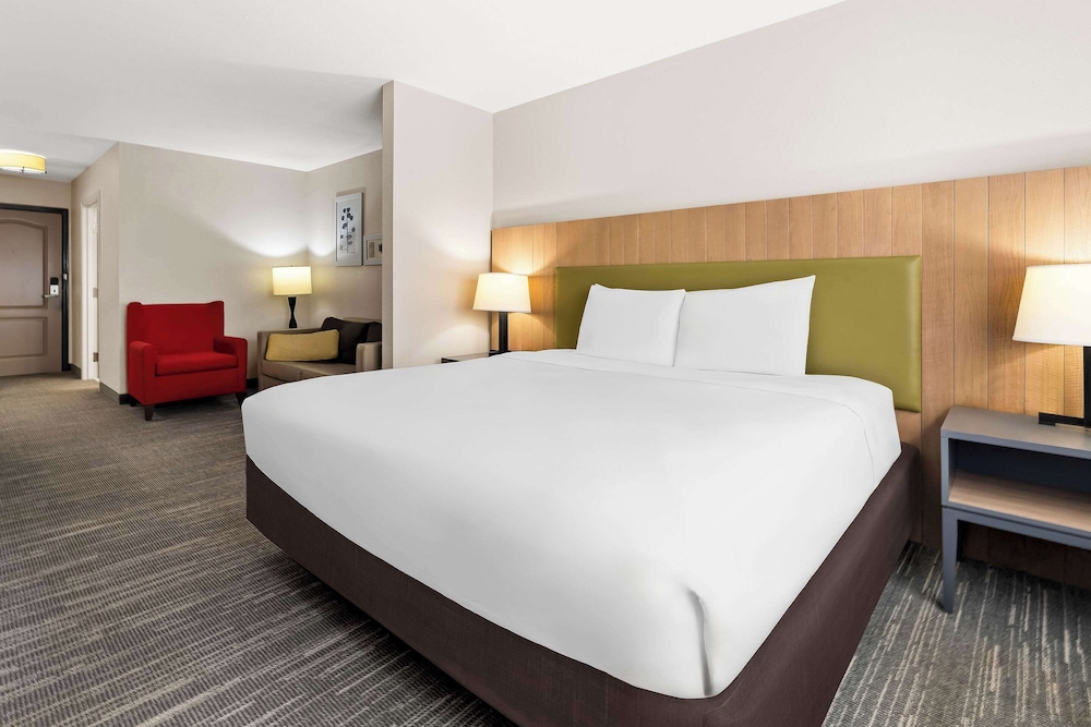 SUITE, KING BED, SOFA