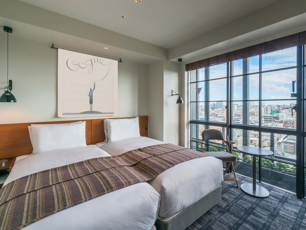 HOLLYWOOD, DELUXE, TWIN BEDS