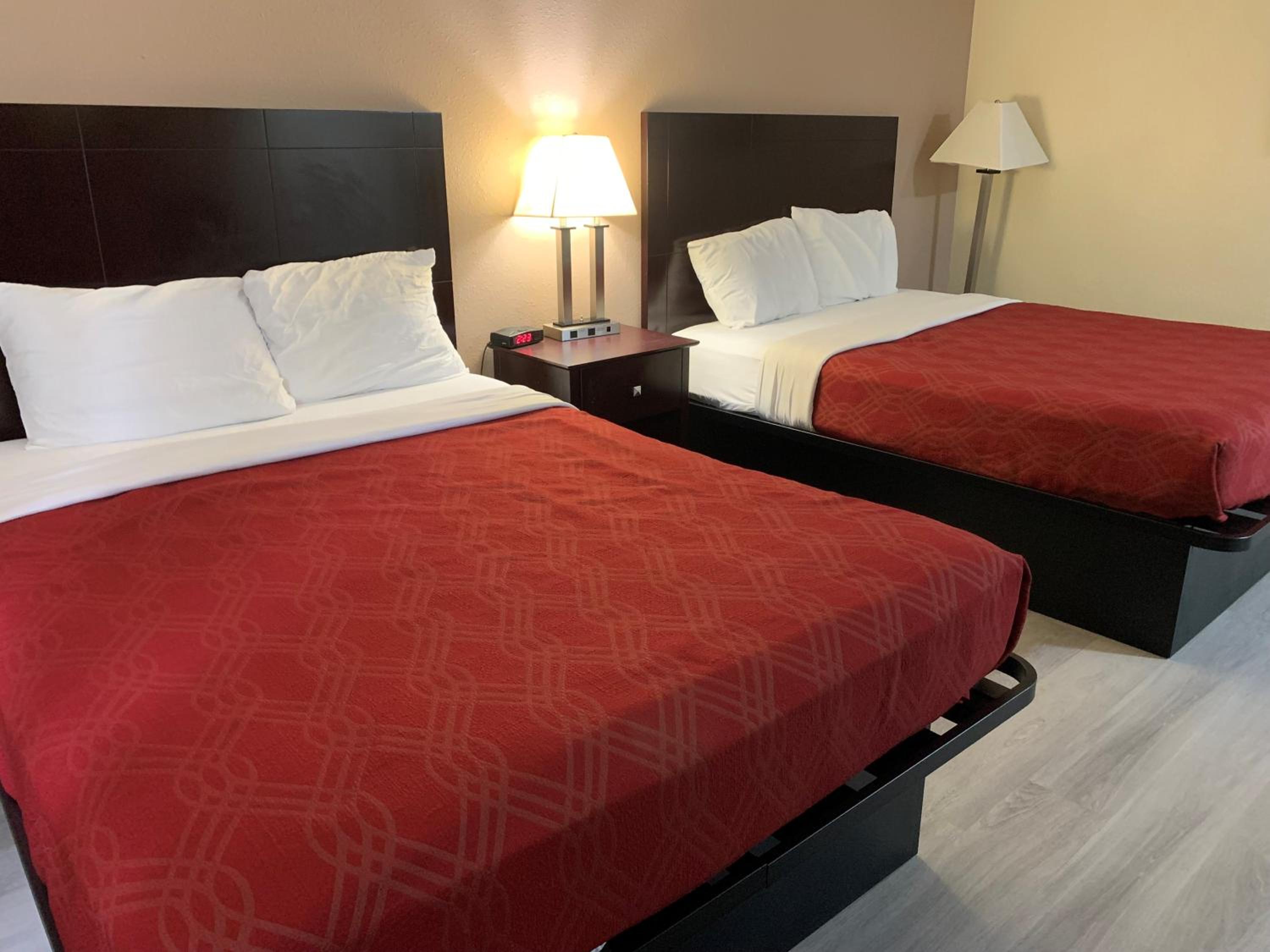 جناح بسريرين كوين مع أريكة، Baymont by Wyndham Iron Mountain 2/4