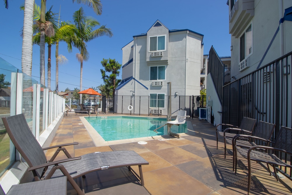 Days Inn by Wyndham Carlsbad 1/45