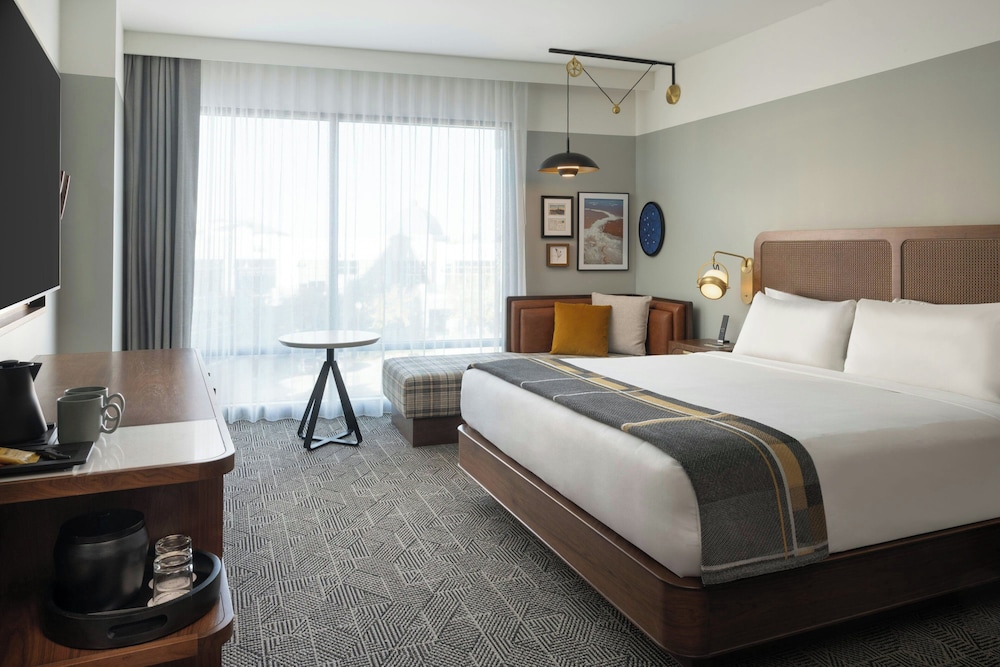 Tower, Classic, King Bed, Accessible