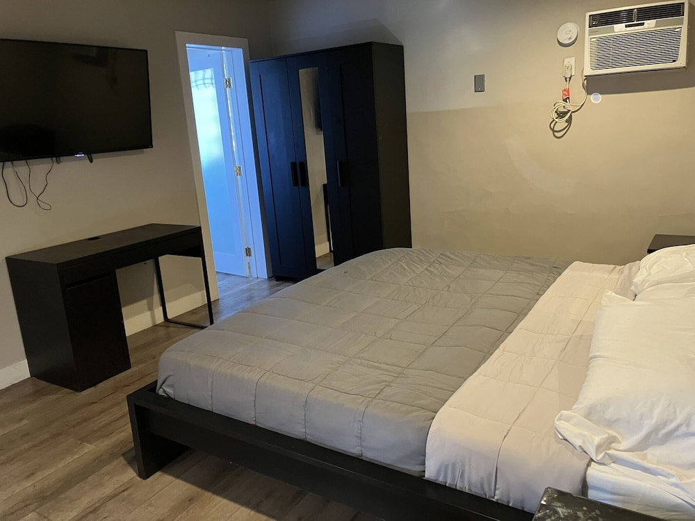 Desert Moon Motel 24/63