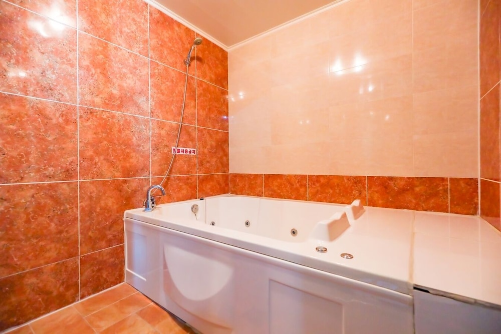 Charlot Castle Hotel 47/49