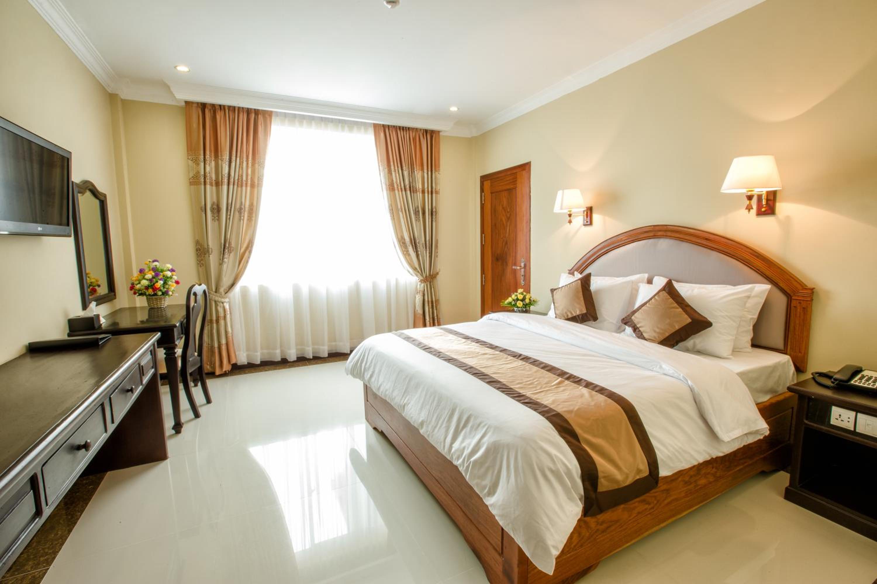 Deluxe, Double Bed, Pool or City View, City View