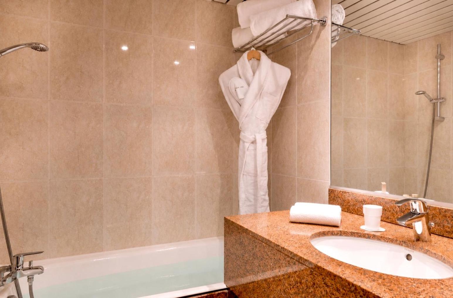 Connecting, Family, 2 Bathrooms