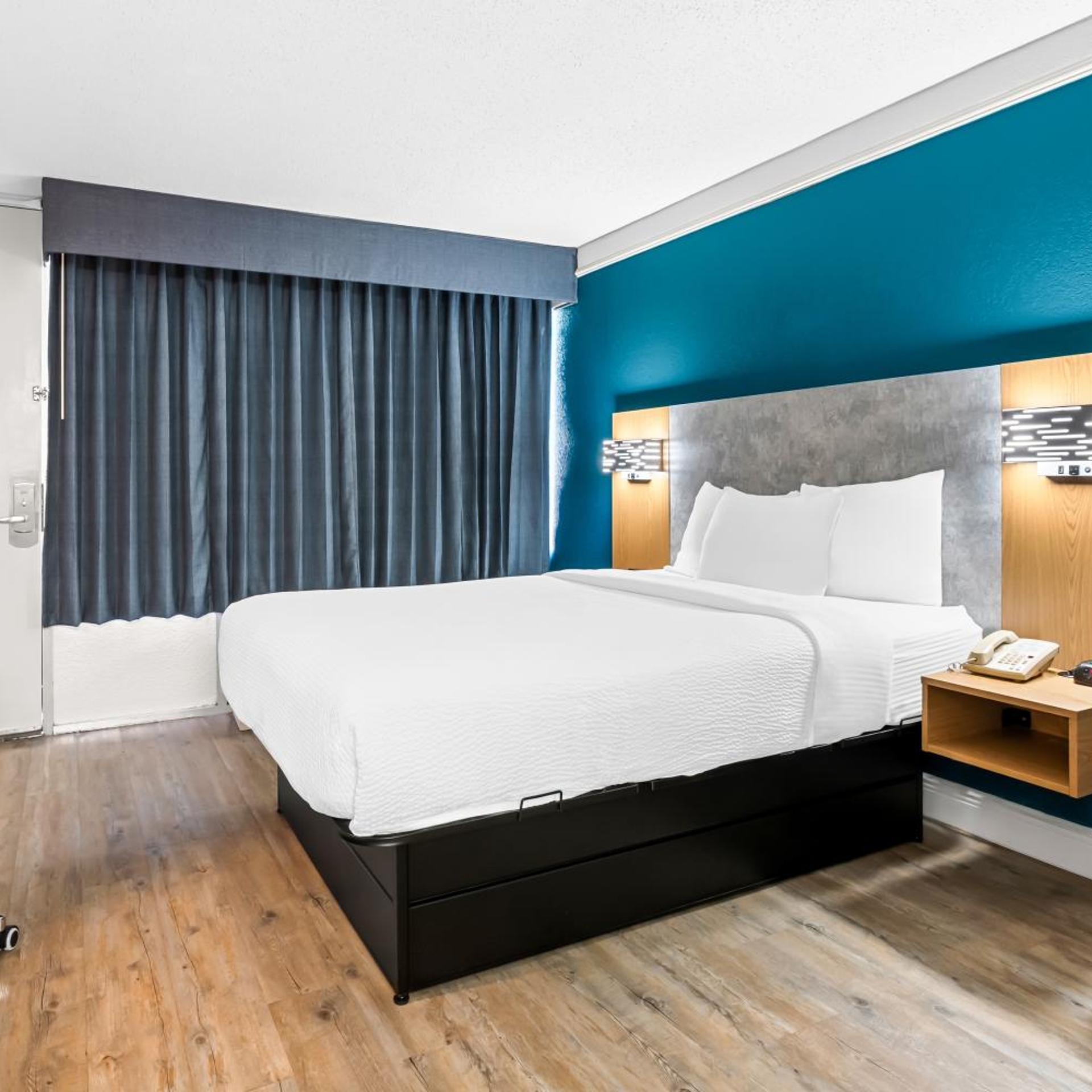 غرفة بسرير كوين بإطلالة على المسبح، Quality Inn Slidell I-10 3/6