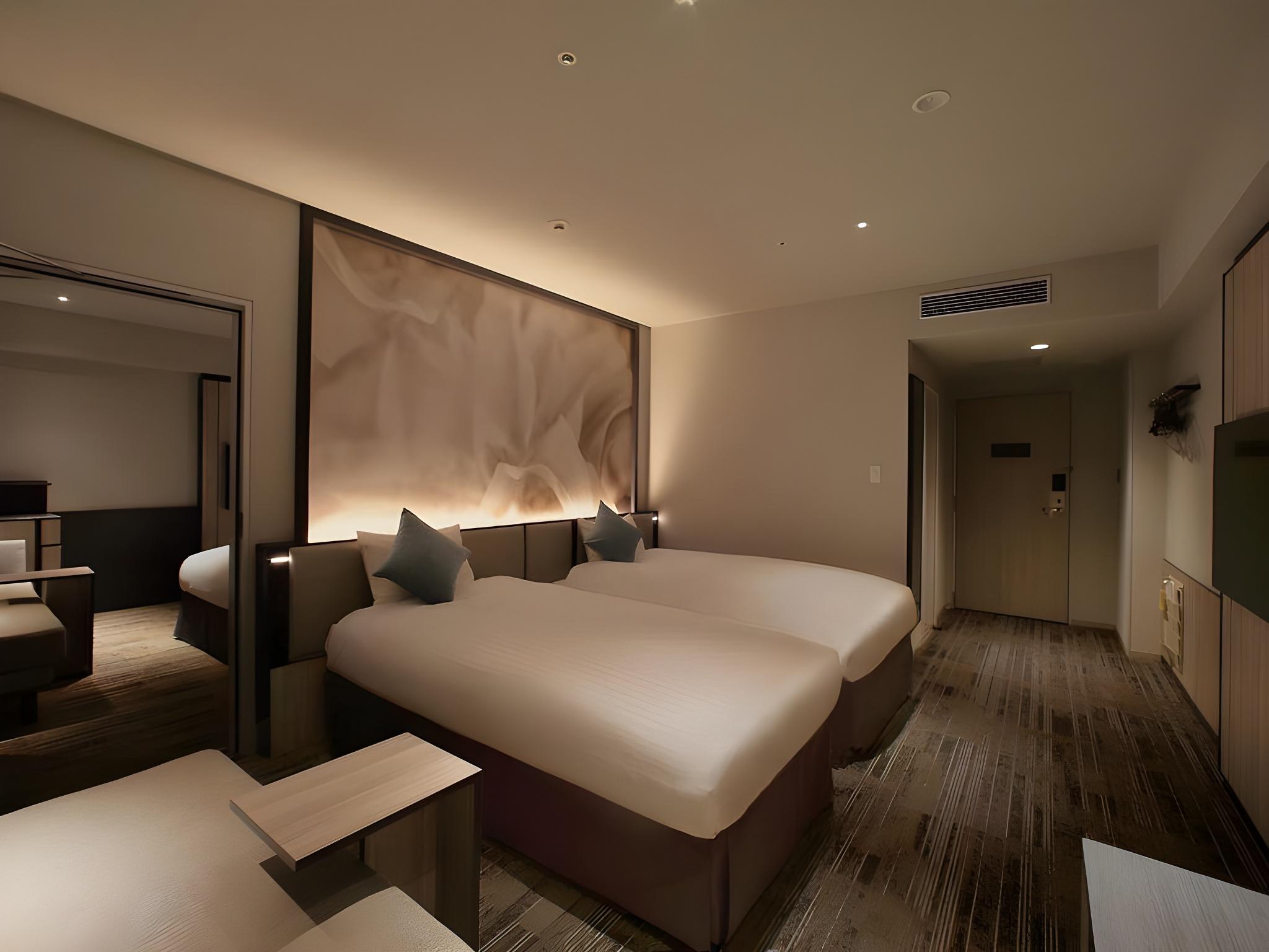 Family, Lounge Access