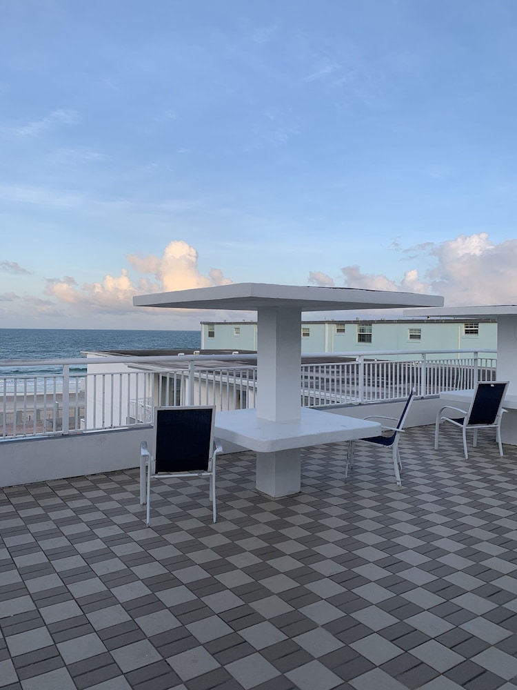 Arya Blu Inn and Suites (Ex Days Inn Ormond Beach Mainsail Oceanfront) 39/43