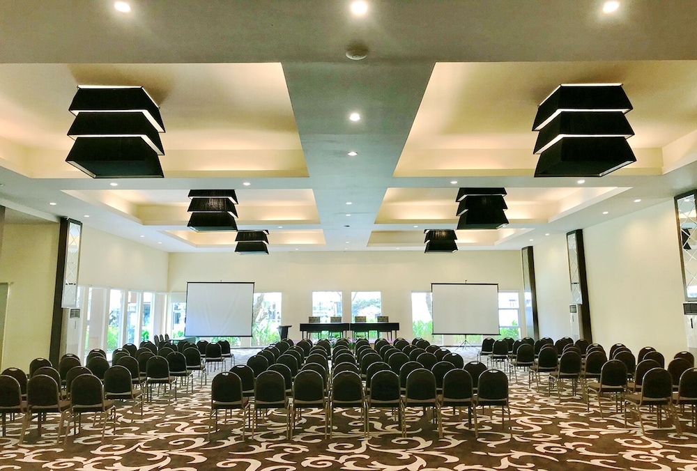 Front One Akshaya Hotel Karawang 50/61