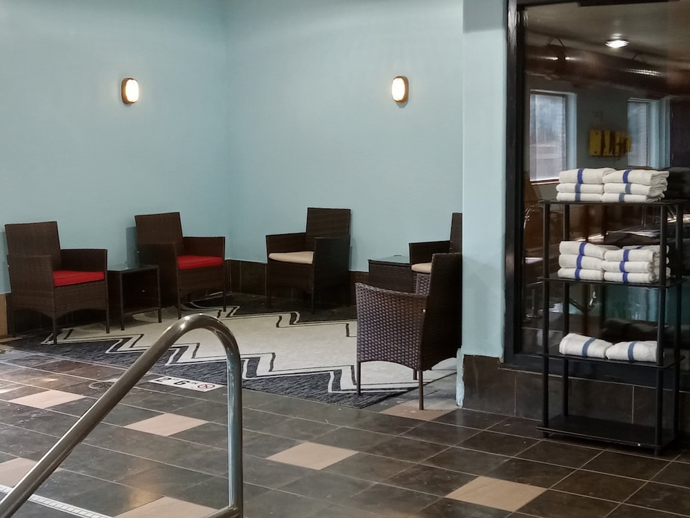 Red Roof Inn and Suites Detroit - Melvindale / Dearborn 34/42