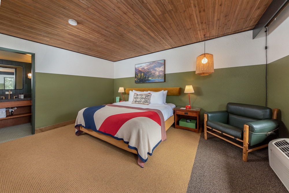 ROOMY, KING BED