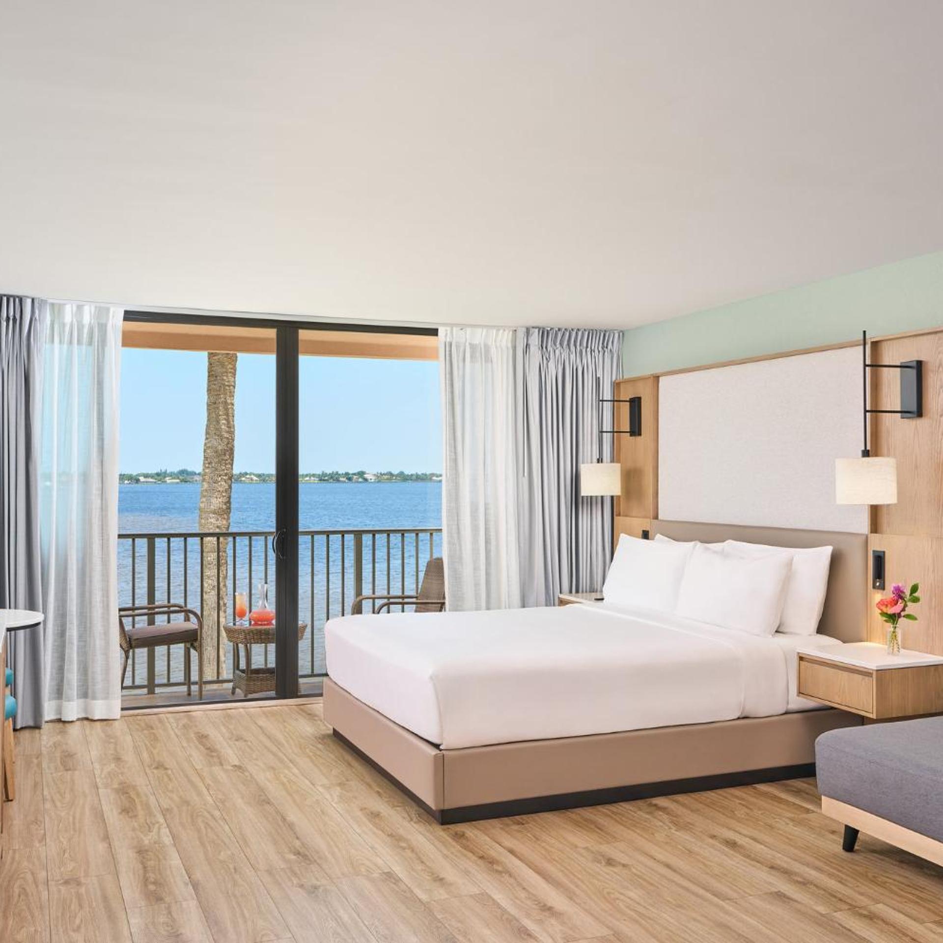 2 Bedrooms, Suite, Water Front