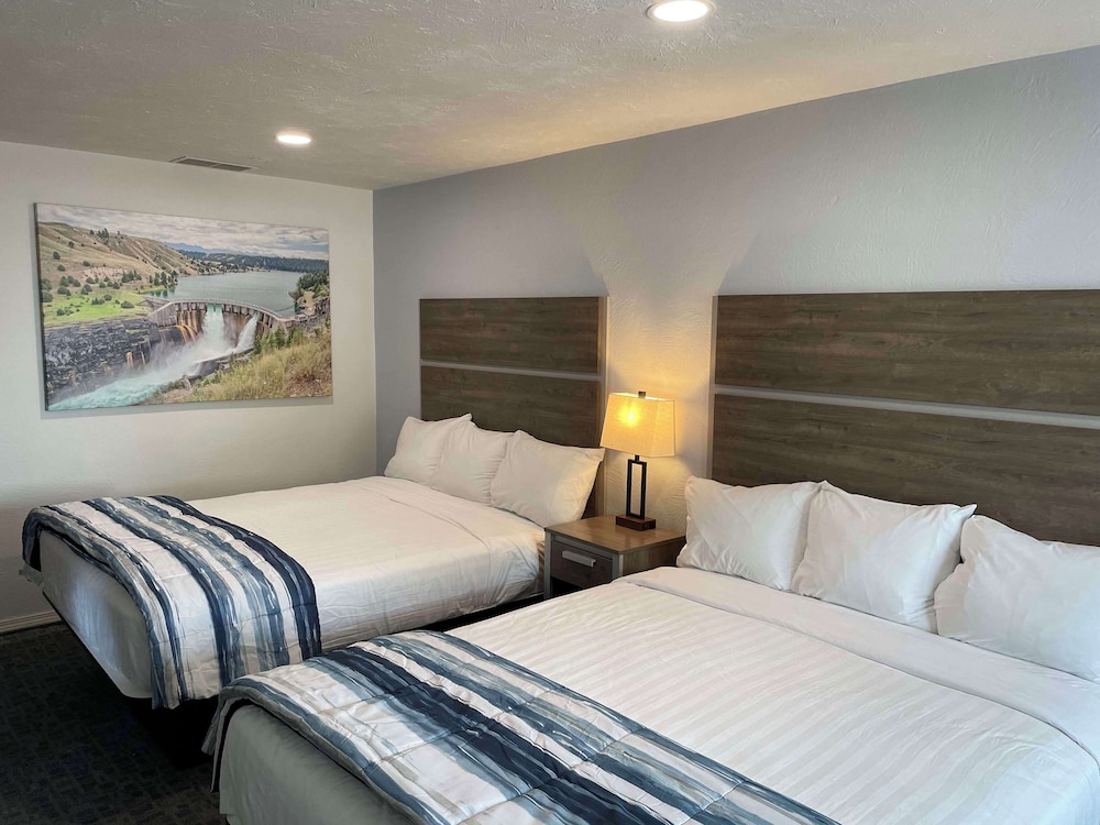 Room, 2 Queen Beds, Partial Lake View